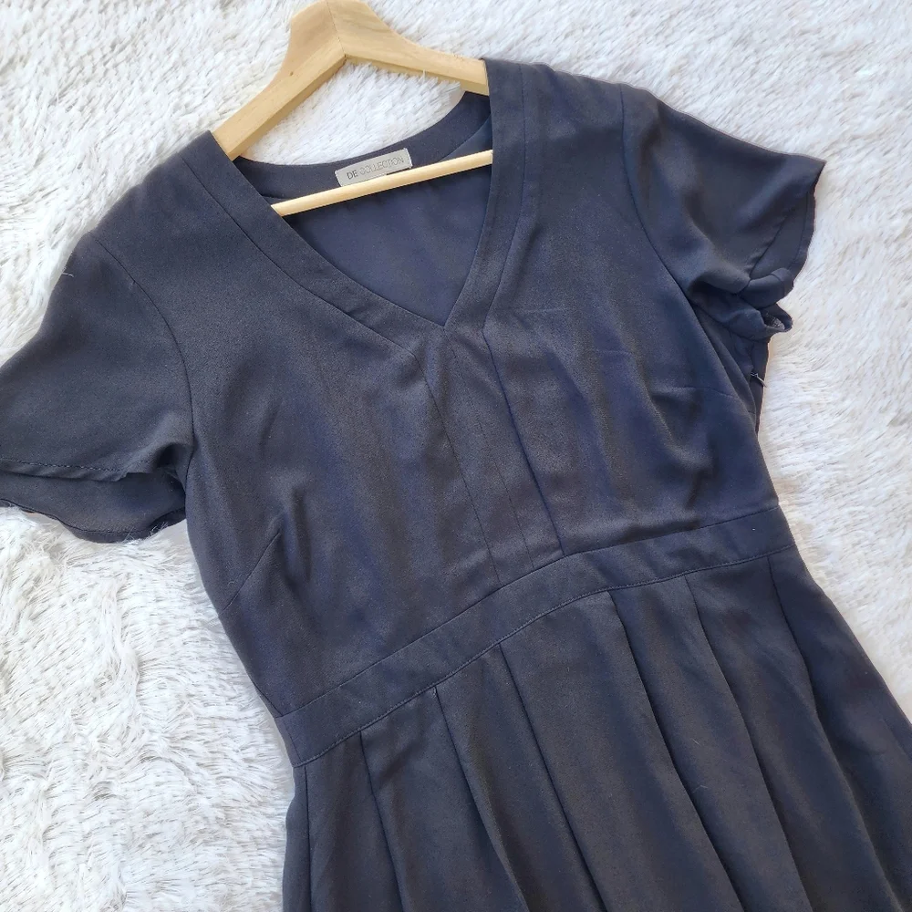 DE Collection Black V-neck Pleated Midi Dress‎